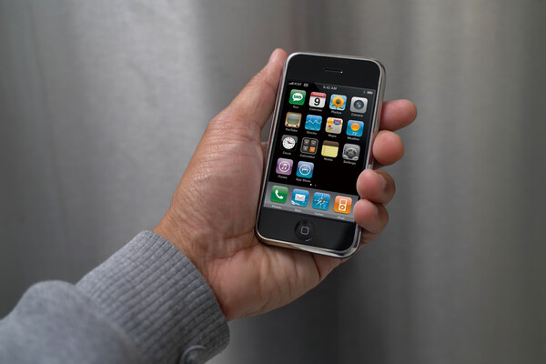 az első iphone készülék egy kézben